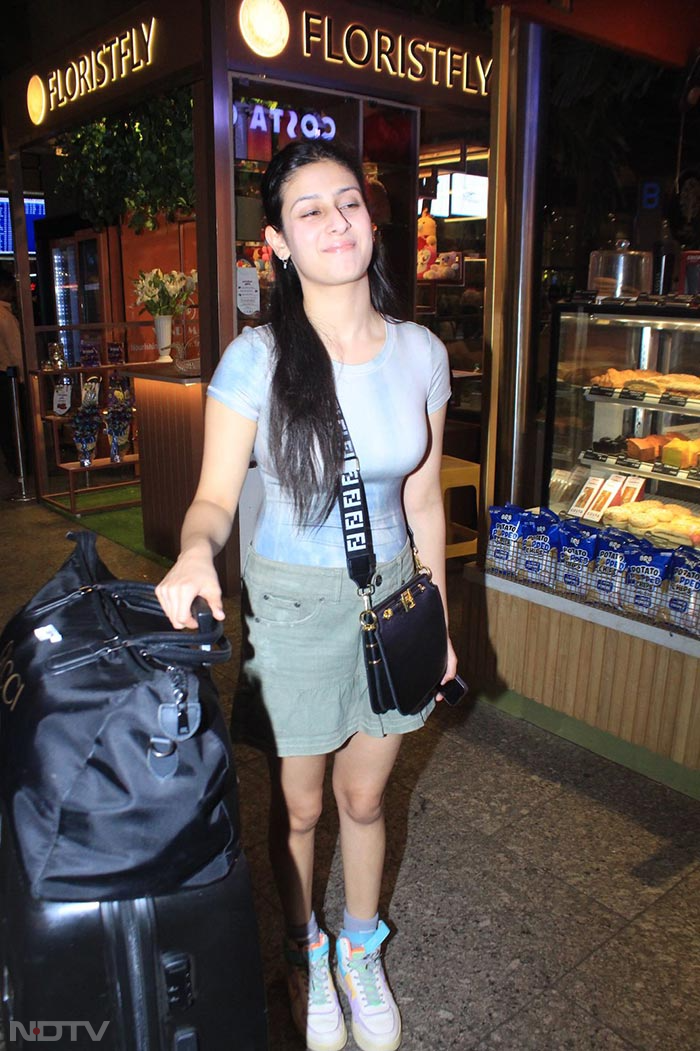 Bigg Boss 17 contestant Isha Malviya greeted the paparazzi at Mumbai airport. (Image courtesy: Varinder Chawla)