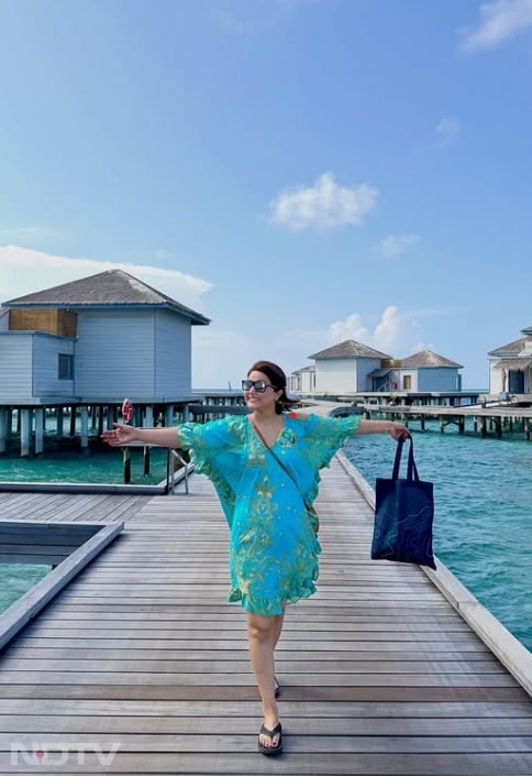 इस तस्वीर में हिना ब्लू कलर का काफ्तान पहनें नज़र आ रही हैं. realhinakhan/instagram