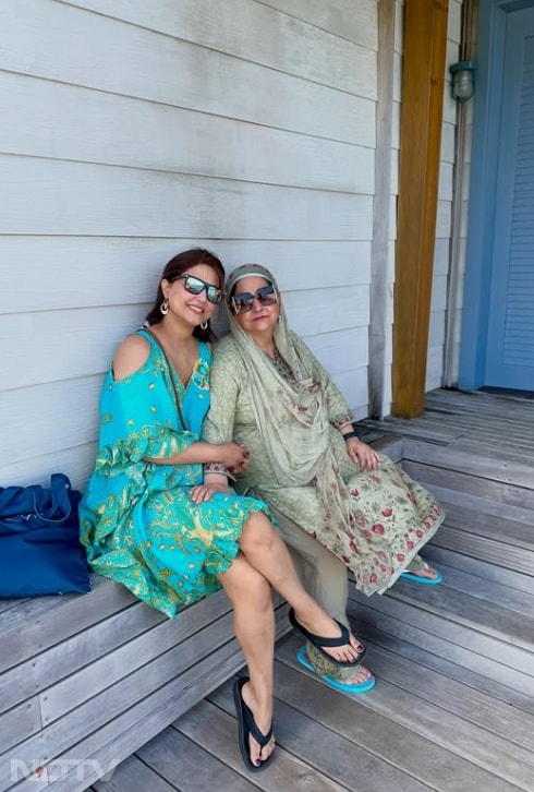 इस तस्वीर में हिना अपनी माँ के संग दिख रही हैं.  realhinakhan/instagram