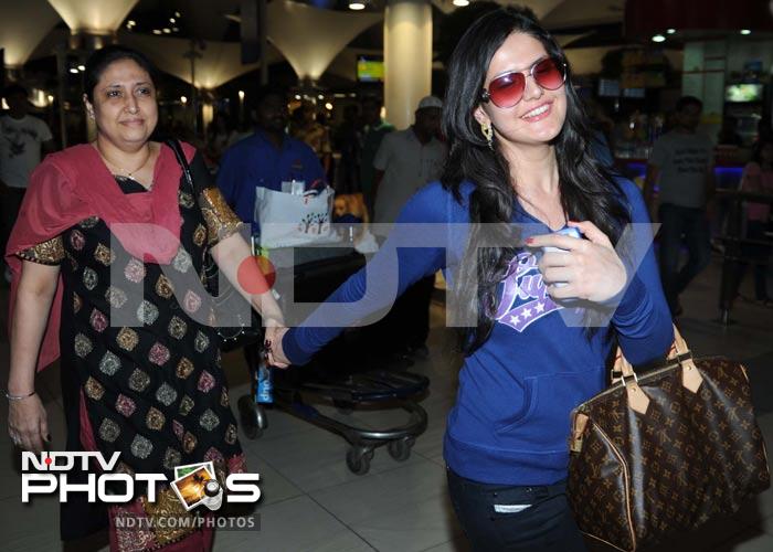 Housefull 2 gang snapped at airport