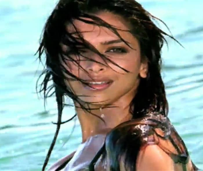 Deepika, Lara sizzle on the beach