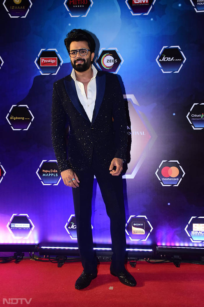 Maniesh Paul was also spotted at the awards.(Image courtesy: Varinder Chawla)