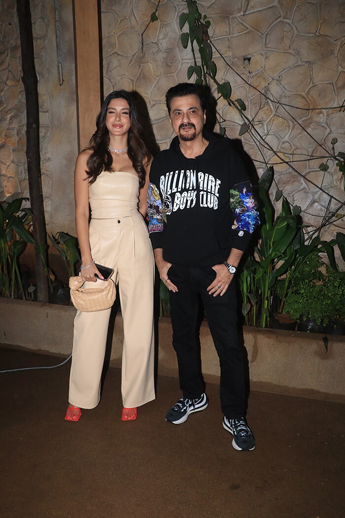 Shanaya Kapoor posed with her father Sanjay Kapoor.