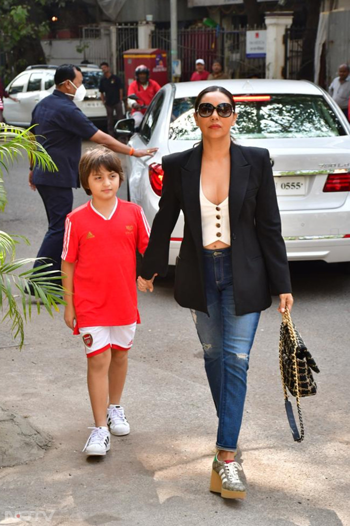 Gauri Khan was pictured with her younger son AbRam in Bandra. (Image courtesy: Varinder Chawla)