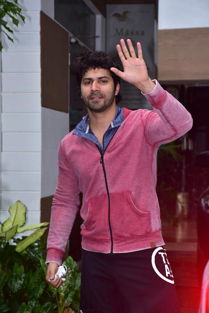 He waved at the shutterbugs present outside the gym.