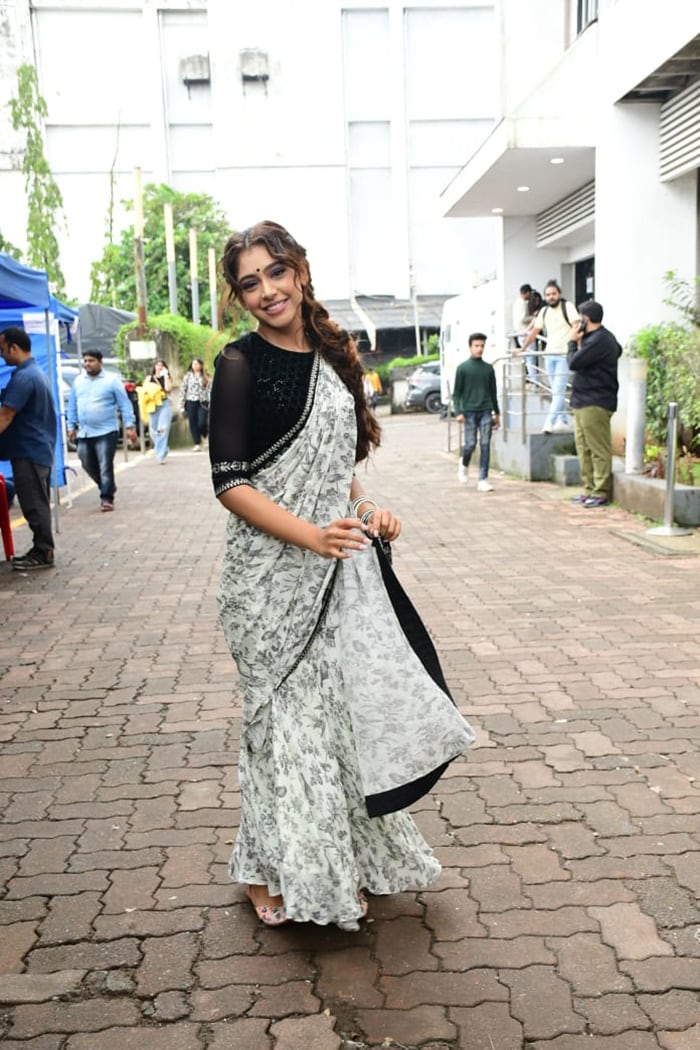 Niti Taylor looked beautiful in a black saree.