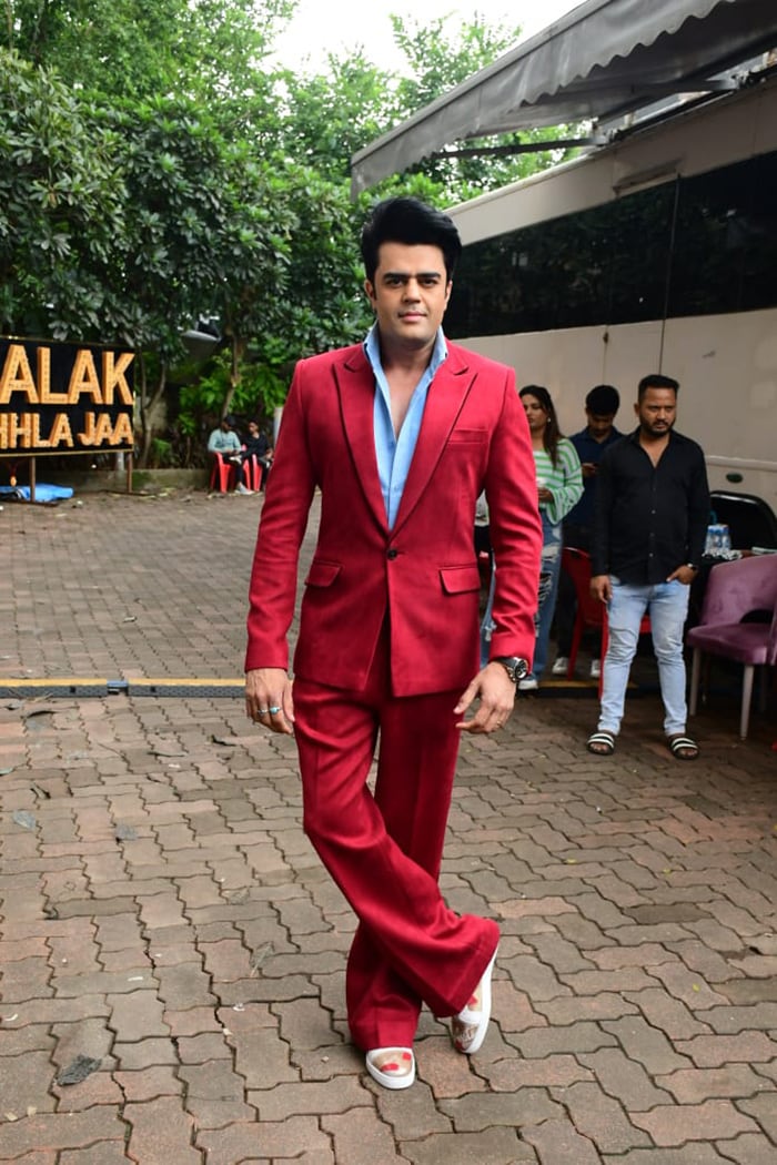 Maniesh Paul looked dashing in a red formal outfit.