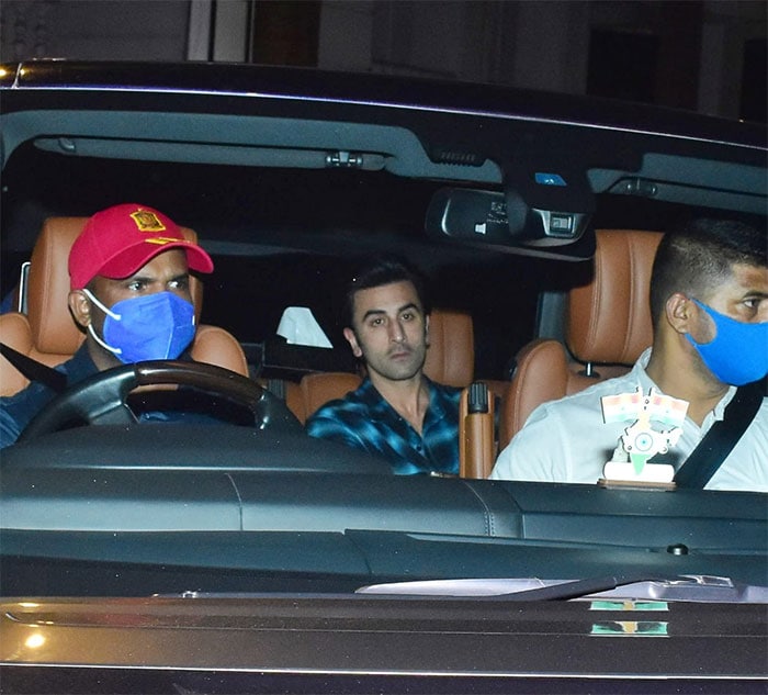 Ranbir Kapoor arrived at Jackky Bhagnani's residence in a car.