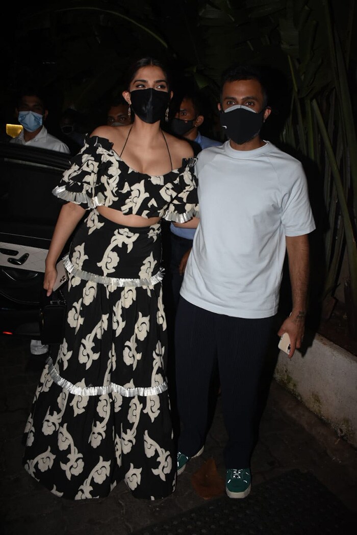 Sonam Kapoor happily posed with her husband Anand Ahuja outside the cafe.