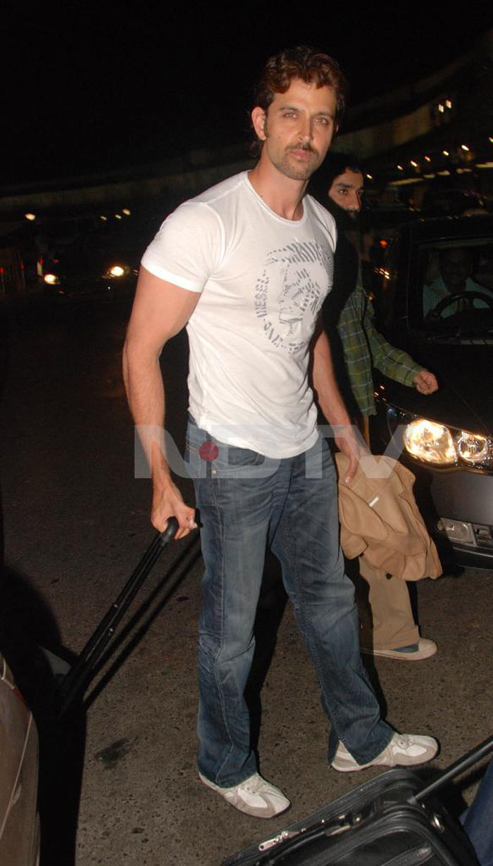 Hrithik leaves for New York for <I>Kites</I> premiere