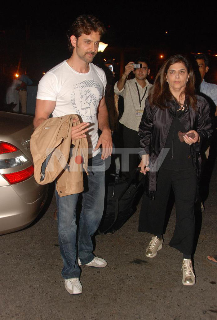 Hrithik leaves for New York for <I>Kites</I> premiere