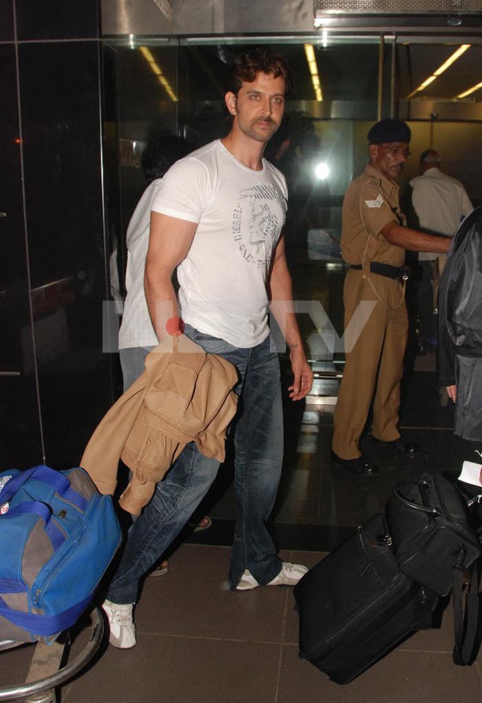 Hrithik leaves for New York for <I>Kites</I> premiere