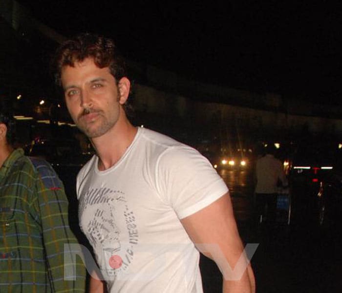 Hrithik leaves for New York for <I>Kites</I> premiere