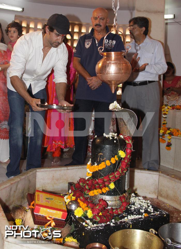 Hrithik and family offer prayers to Lord Shiva