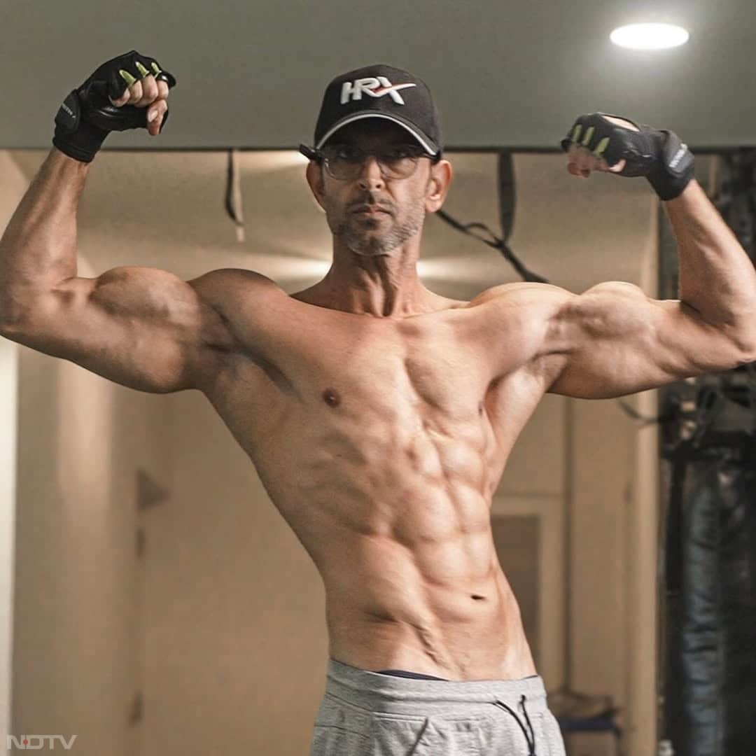 ऋतिक ने 10 साल की उम्र में ही चाइल्ड एक्टर के तौर पर काम करना शुरू कर दिया. वे रजनीकांत की फिल्म 'भगवान दादा' में नजर आए.hrithikroshan/Instagram