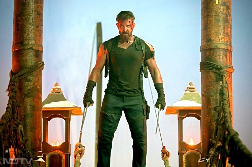 उनकी चर्चित फिल्&zwj;मों में 'धूम 2', 'कृष', 'जिंदगी ना मिलेगी दोबारा', और 'सुपर 30' शामिल हैं. hrithikroshan/Instagram