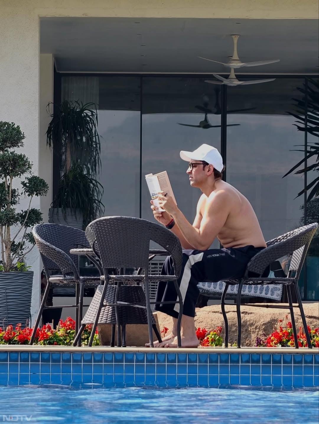 अपनी फिटनेस और लुक्&zwj;स की वजह से वे लाखों दिलों की धड़कन हैं. hrithikroshan/Instagram