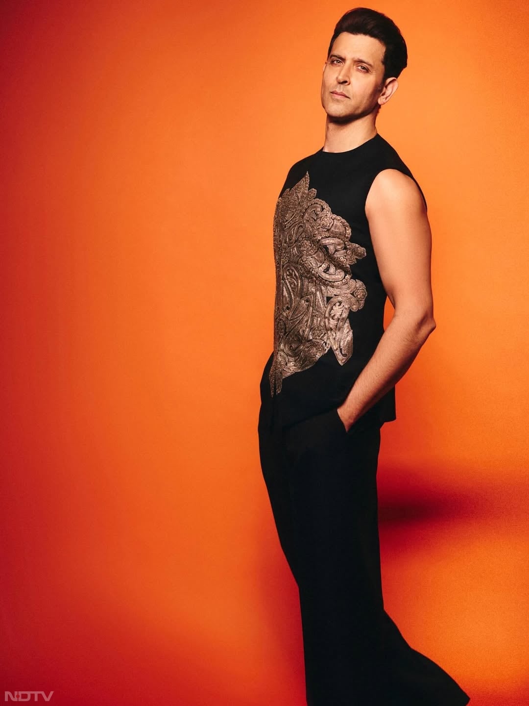 उनका इतना क्रेज है कि इंस्&zwj;टाग्राम पर 49.2M लोग उन्&zwj;हें फॉलो करते हैं. hrithikroshan/Instagram