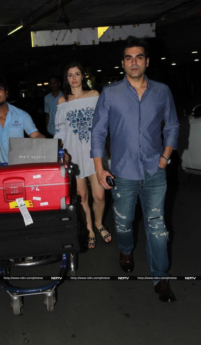 Hrithik Roshan & Sons Off To Vacationing Again?