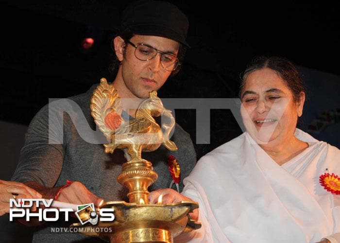 Chief guest Hrithik lights the lamp.