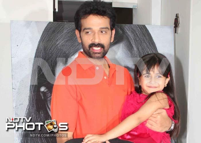 <i>Satya's</i> JD Chakravarthy, who is playing the lead opposite Manisha in <Bhoot Returns</i> was also spotted at the event. Here, he is seen holding his co-star in the movie Alayana Sharma in his arms. While Manisha has reportedly been giving the silent treatment to the child actor due to some misunderstandings between the two, Chakravarthy and Alayana seem to hit it off pretty well.