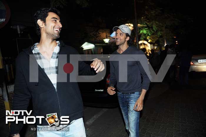 Kunal Kapoor and Hrithik Roshan take the party outside.