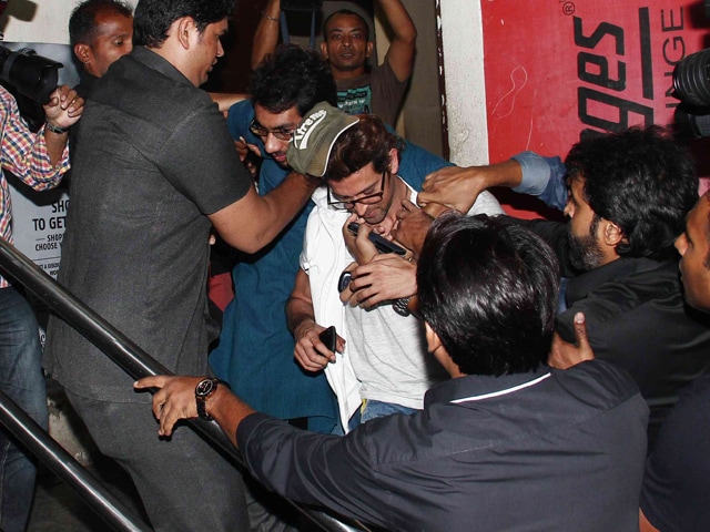 Photo : Hrithik Roshan Mobbed at Bang Bang Screening