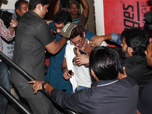 Hrithik Roshan Mobbed at <i>Bang Bang</i> Screening