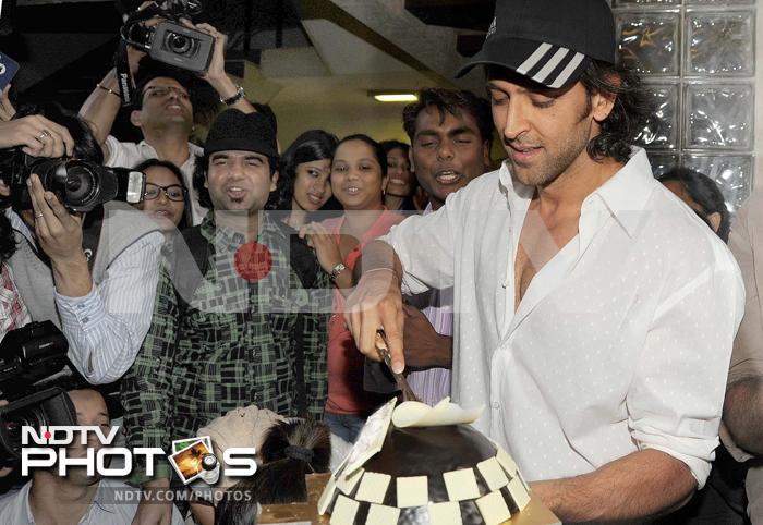 On birthday, Hrithik cuts cake at home