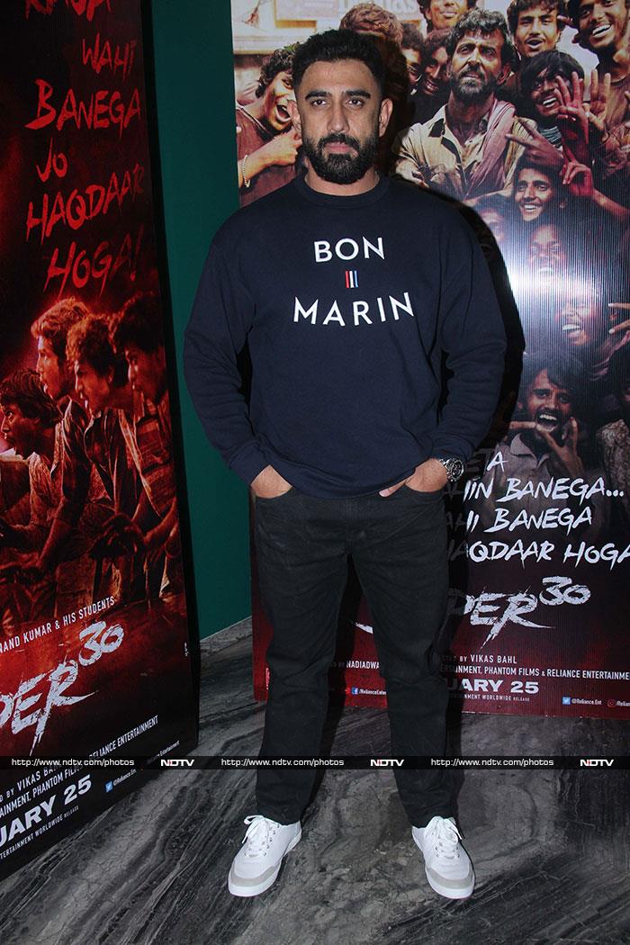 Hrithik Roshan Wraps Super 30 With A Party