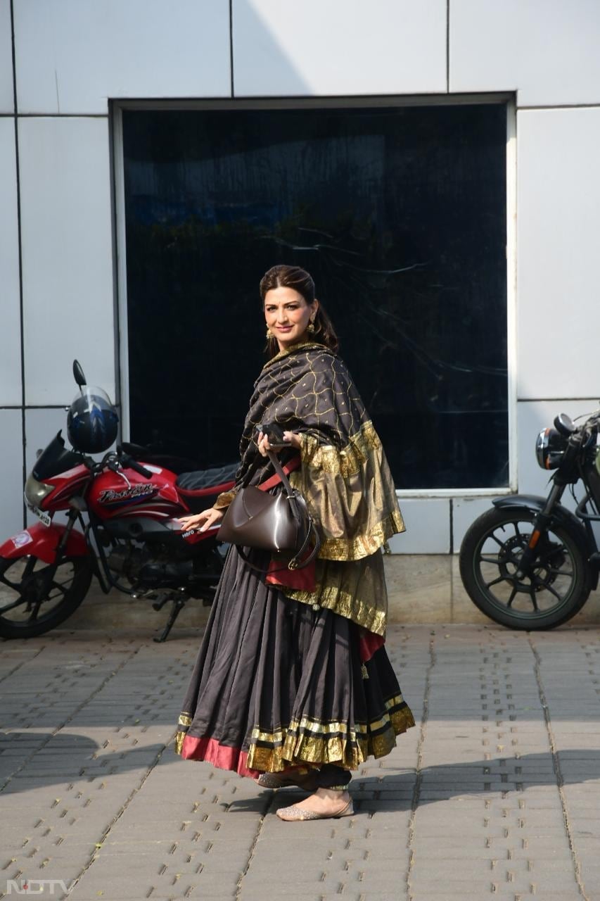 Sonali Bendre looked <i>desi</i> in a salwar suit. (Image Courtesy: Varinder Chawla)