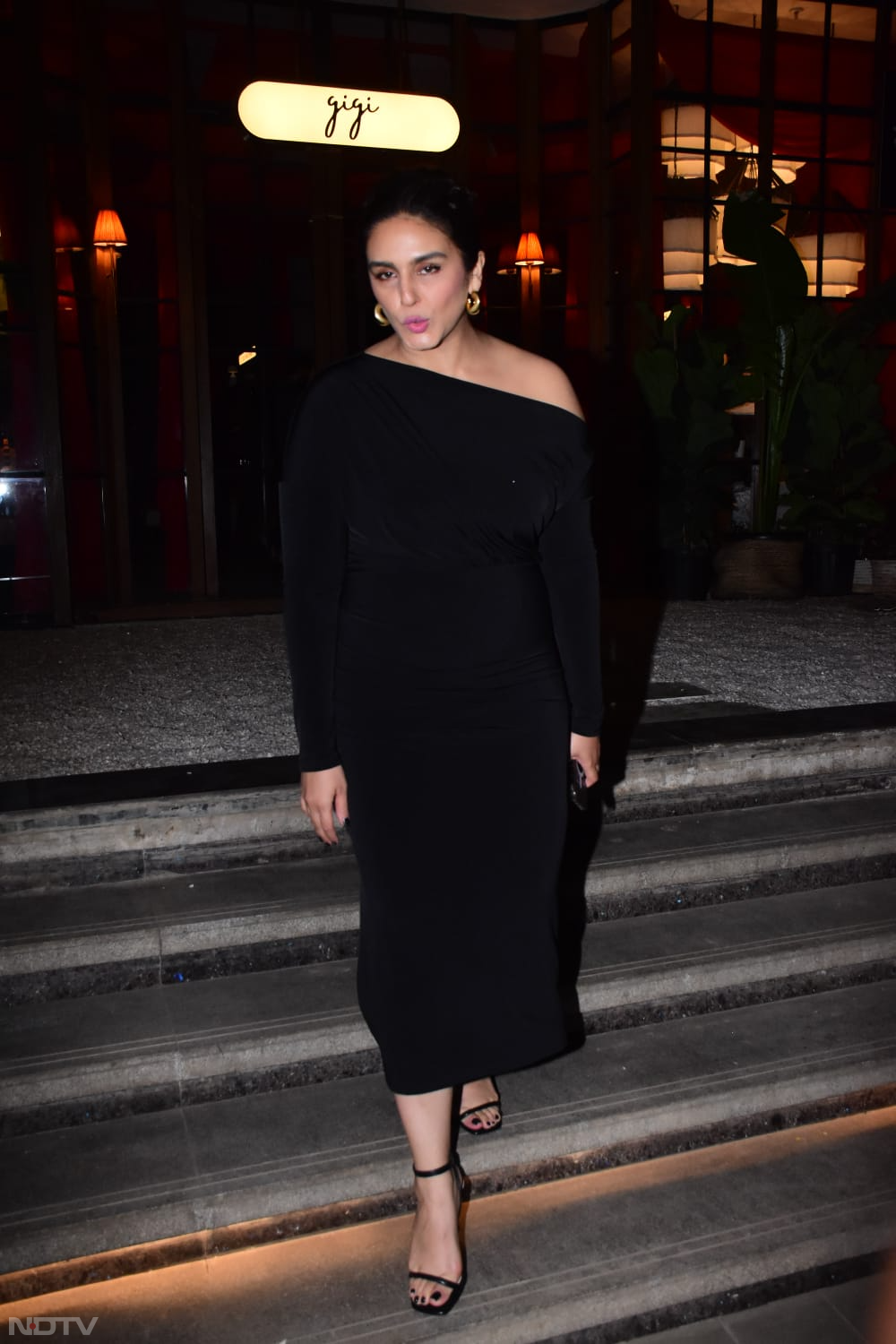 Huma Qureshi sported a black dress at the event. (Image Courtesy: Varinder Chawla)