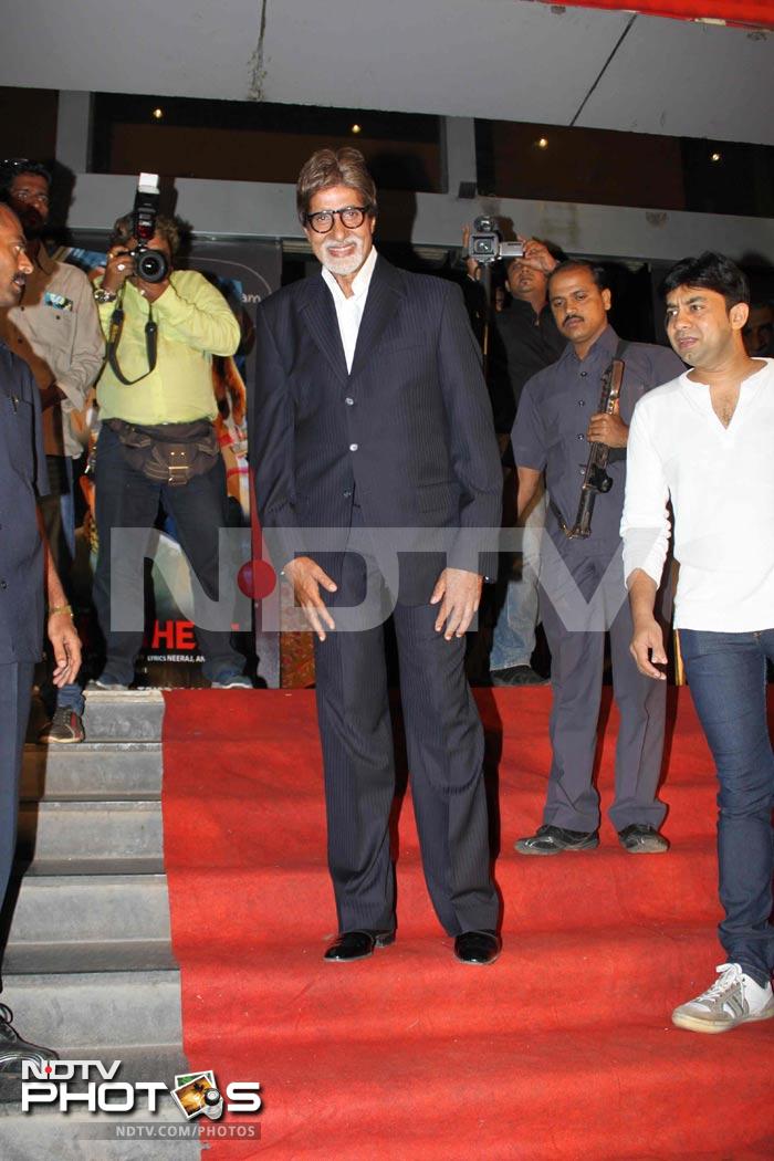 Star Spotting: Big B, Priyanka, Jeetendra at premieres