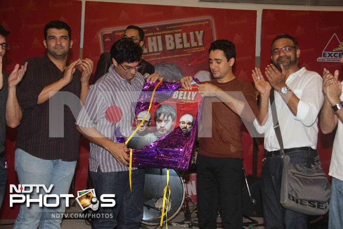 Imran Khan unveiling the DVD of <i>Delhi Belly</i>.