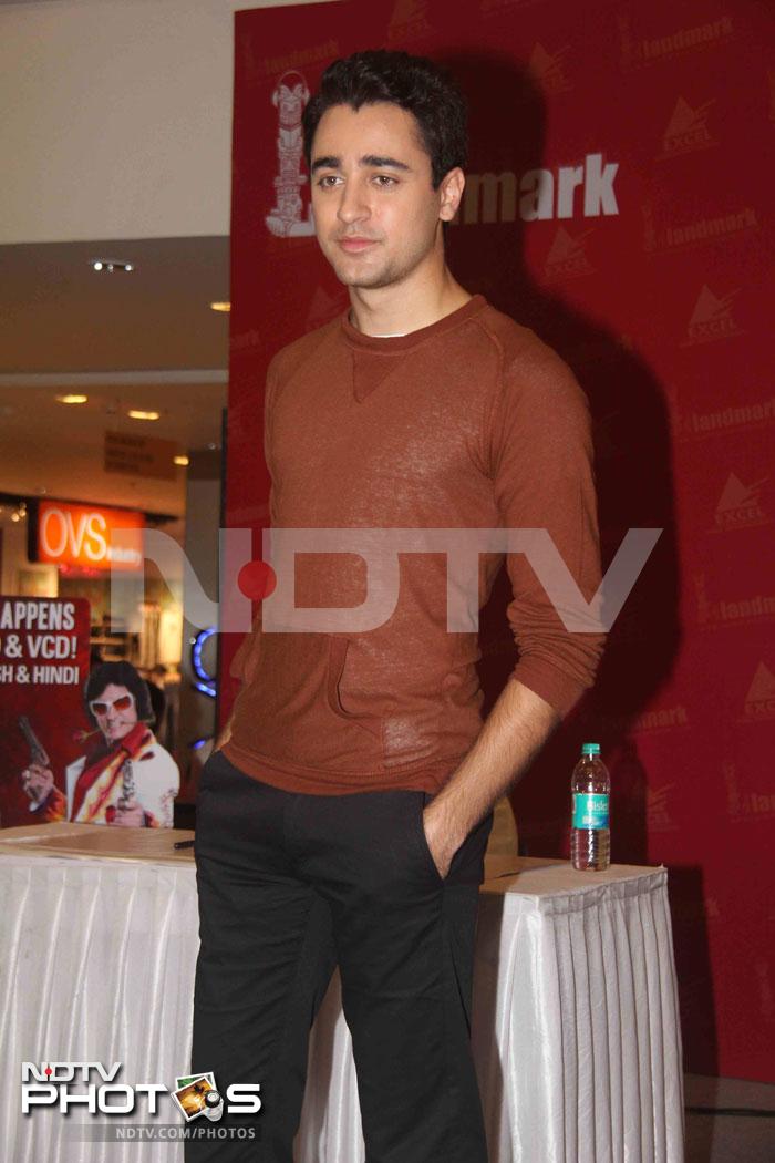 Imran unveils the DVD of <i>Delhi Belly</i>