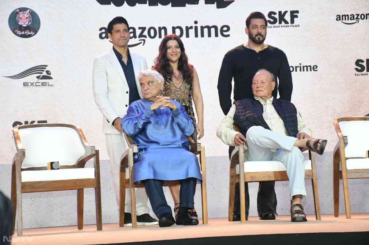 Javed Akhtar and Salim Khan were joined by Salman Khan, Farhan Akhtar and Zoya Akhtar on stage. (Image Courtesy: Varinder Chawla)