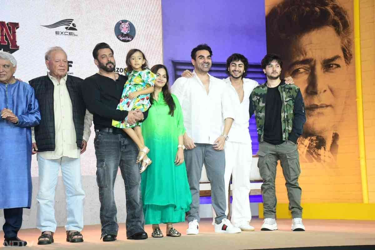 Salman Khan, Arbaaz Khan, Arhaan, Nirvaan and Alvira Khan posed on the stage. (Image Courtesy: Varinder Chawla)