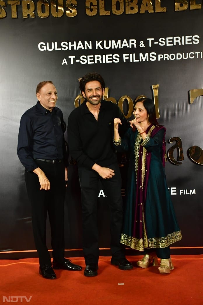 Kartik Aaryan was joined by his parents (Image Courtesy: Varinder Chawla)