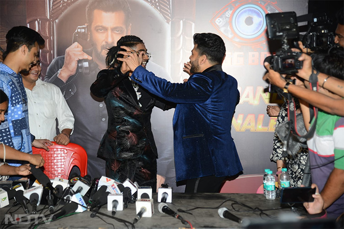 Runner-up Shiv Thakare celebrated with MC Stan. (Image courtesy: Varinder Chawla)