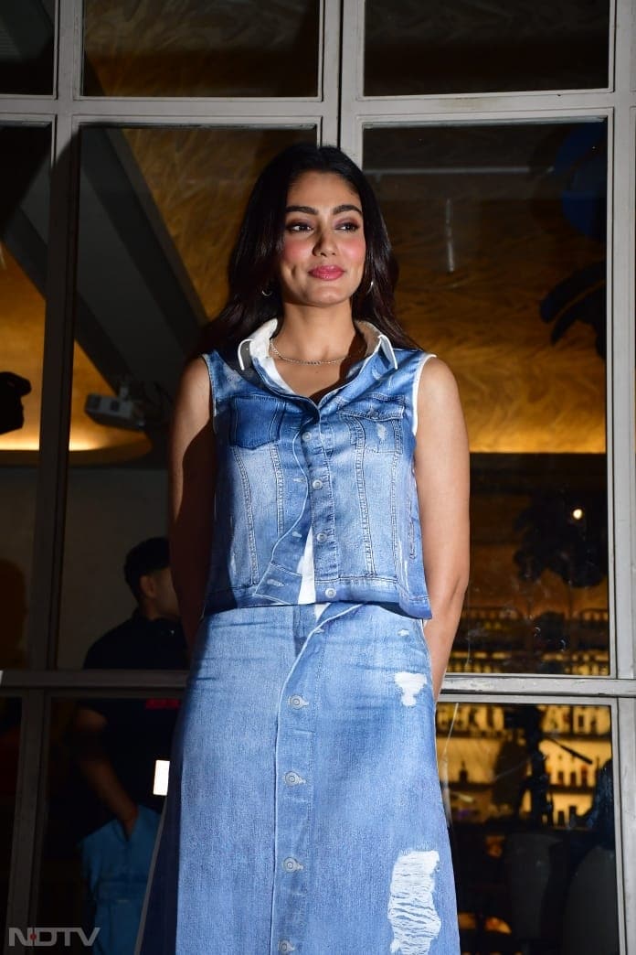 Sana Makbul wore a denim top and matched it with a denim skirt. (Image Courtesy: Varinder Chawla)