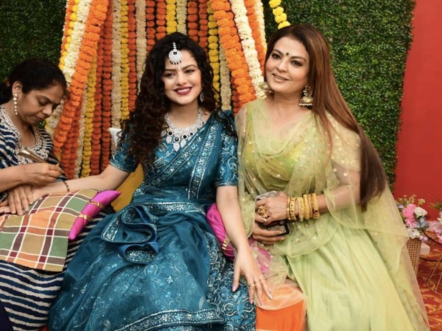 <i>Chahun Mai Ya Naa</i> Singer Palak Muchhal Looks Pretty At Her Mehendi Ceremony