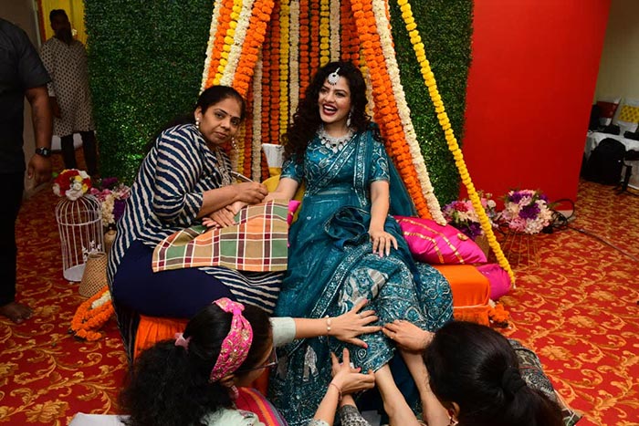 Chahun Mai Ya Naa Singer Palak Muchhal Looks Pretty At Her Mehendi Ceremony