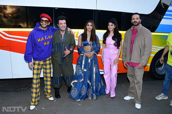 Ranveer Singh, Pooja Hegde, Jacqueline Fernandez, Rohit Shetty and Varun Sharma were clicked on the sets of <i>The Kapil Sharma Show</i> on Friday. (Image courtesy: Varinder Chawla)