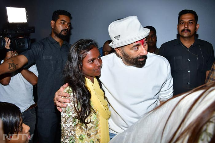 Sunny Deol posed with the girl who tied a Rakhi on his hand. (Image Courtesy: Varinder Chawla)