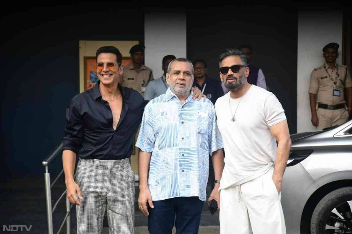 Akshay Kumar, Suniel Shetty and Paresh Rawal posed together at the airport (Image Courtesy: Varinder Chawla)