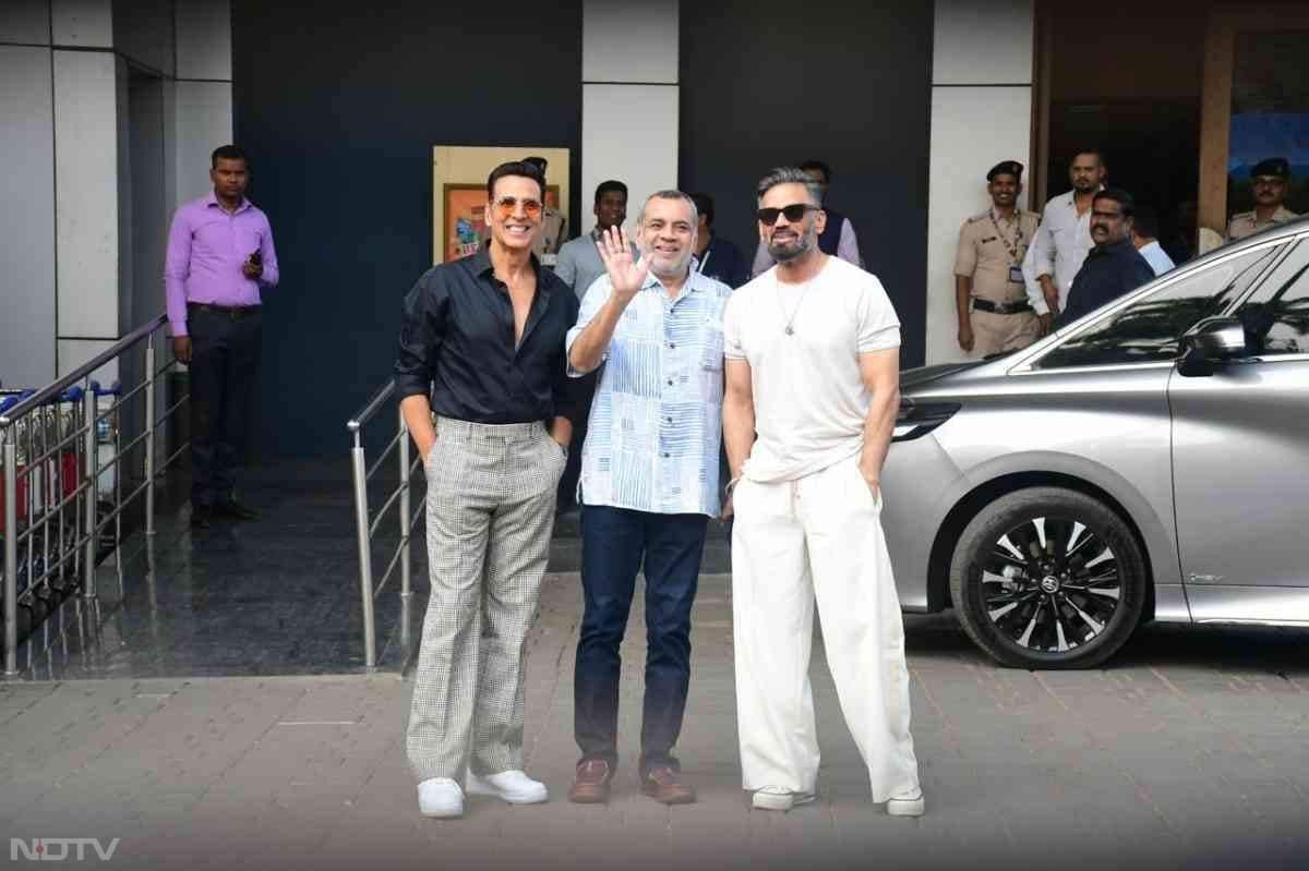 Paresh Rawal AKA Baburao joined the co-stars Akshay Kumar and Suniel Shetty for a picture-perfect frame (Image Courtesy: Varinder Chawla)