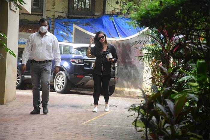 Actress Kareena Kapoor wrapped the week by finishing off with a work commitment - she was spotted outside Mumbai's Mehboob Studio on Friday.