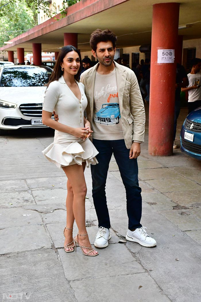 Kiara Advani happily posed with her co-star Kartik Aaryan.  (Image courtesy: Varinder Chawla)