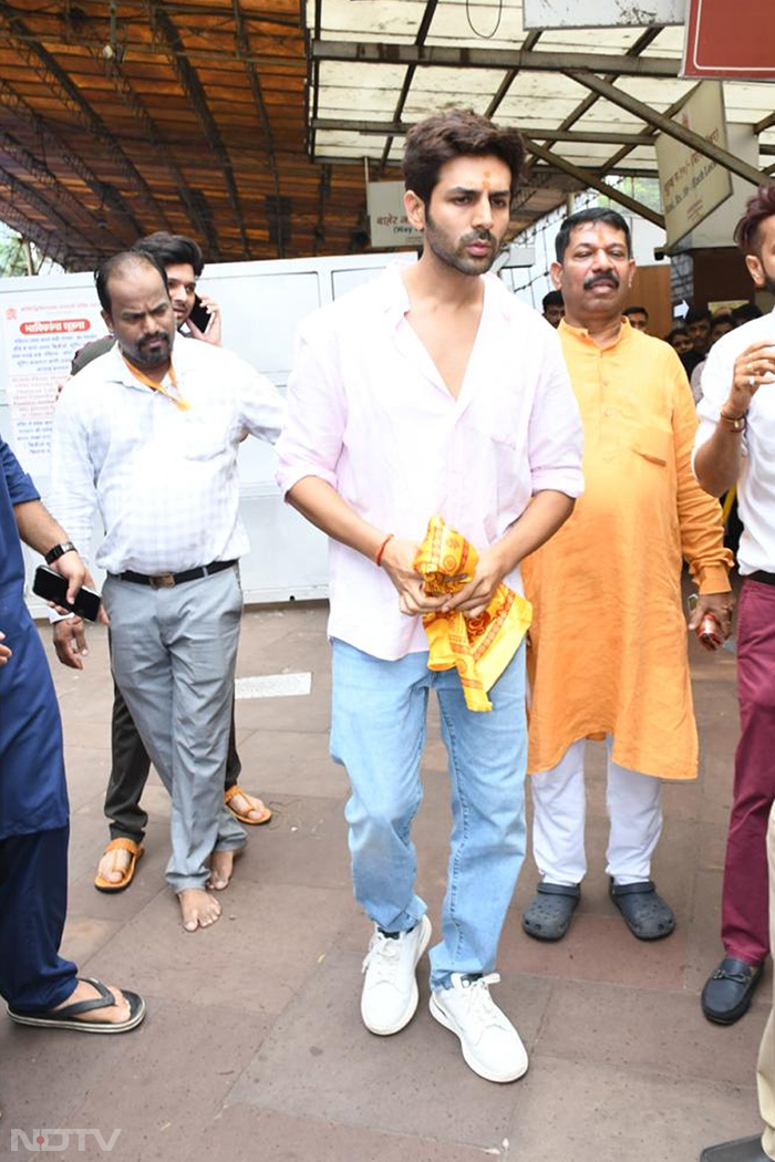 During the day, Kartik Aaryan visited the Siddhivinayak Temple. (Image courtesy: Varinder Chawla)