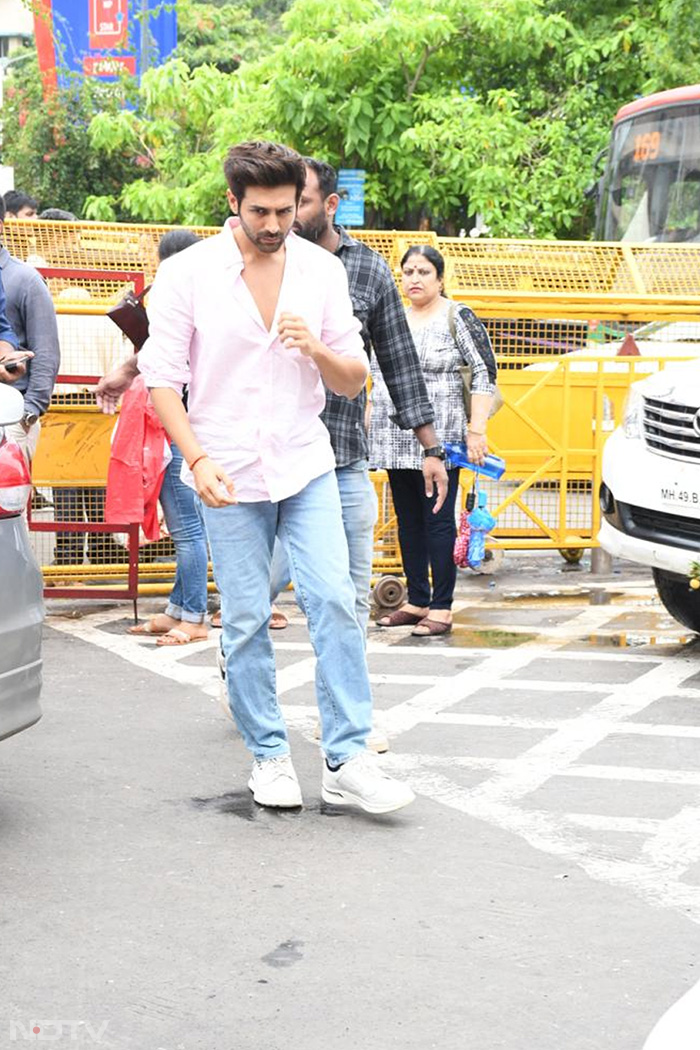 Kartik Aaryan was clicked outside the temple. (Image courtesy: Varinder Chawla)